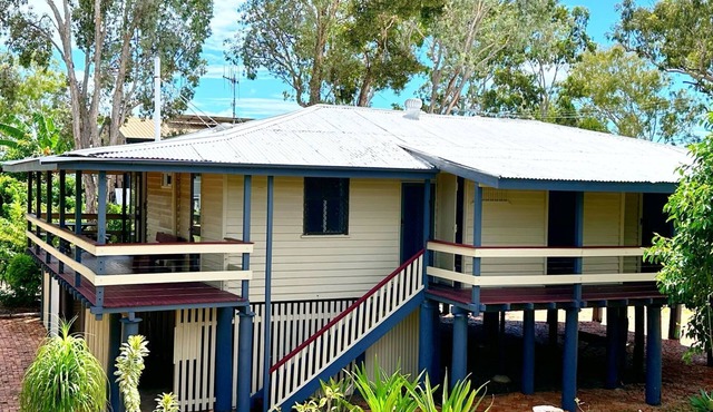 A Yearenda - Water Views -3BR - Steps to the Beach