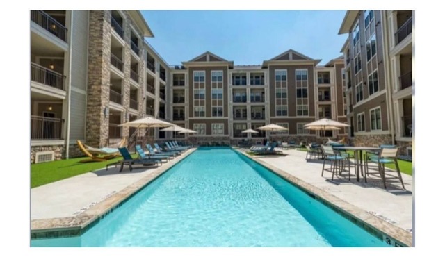A Zen Oasis apt w/ pool view in Heights near Downtown, NRG, Galleria, & Med Cntr