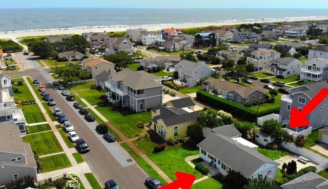 A Zone Beach House PETS ALLOWED close to Hotel, DowntownnFenced in back yard