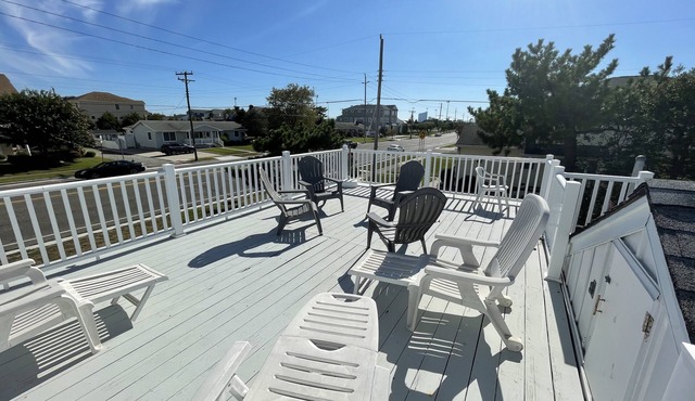 A-Zone Rancher 1.5 blocks to the Beach and Shark Park!