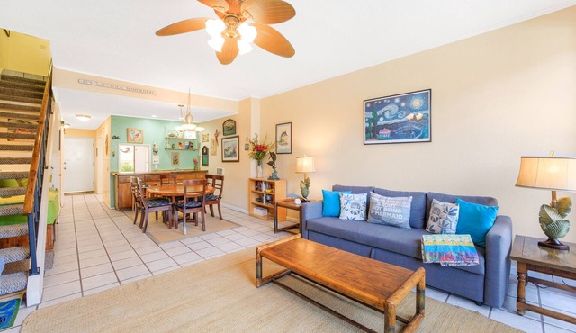 A04 - Beautiful Townhouse Style Bahia Vista Condo, POOL, BBQ, 2.5baths