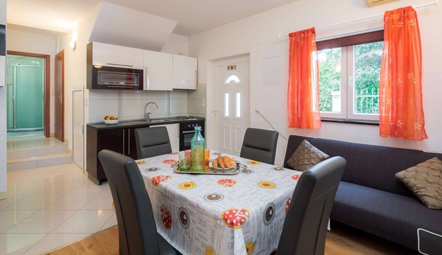 A1 apt with garden, childrens playground, parking & breakfast