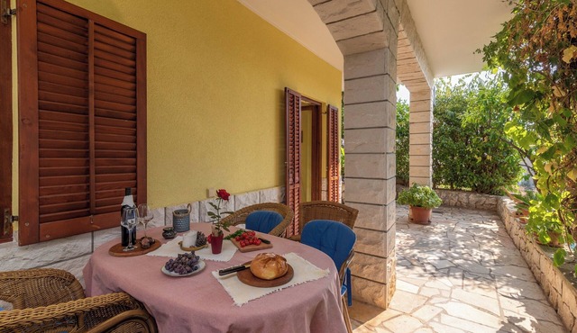 A1 – studio apartment with terrace and garden, 3 min walk to the beach