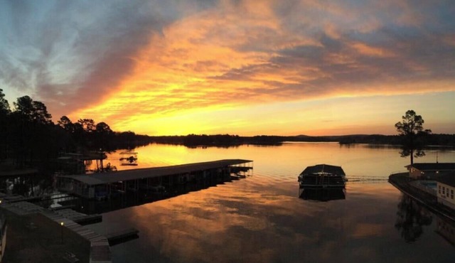 A12 Luxury Lake Front - Our Guests Keep Coming Back! *See our 5 Star Reviews*