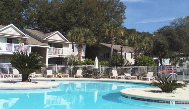 A13 Charming 1 BR, 1 BA, queen bed on ground level