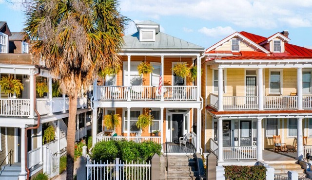 A3 at Saint Philip Square, One Block to King, Spacious Historic Stay