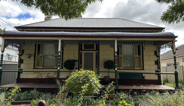 AAA Yapera on Lucan. Central Bendigo house, Close to all Bendigo venues