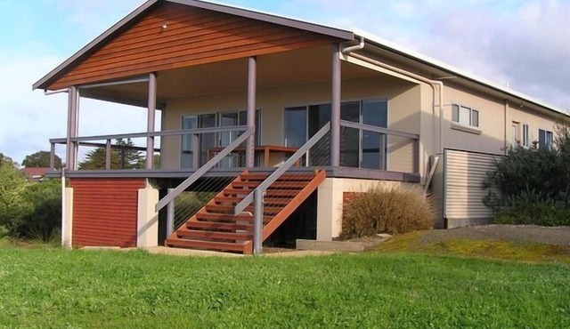 Aalen Beach House | Kangaroo Island - Direct beach access in a central location