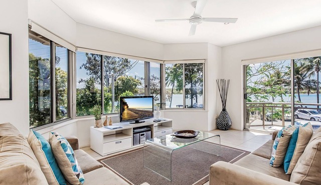 Aarons Villa - Waterfront Perfectly located on Gympie Terrace