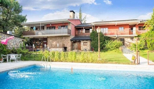 Abantos-the house in Galapagar. Apartment with direct access to the pool and lawn