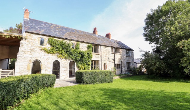 ABBEY COTTAGE, pet friendly, character holiday cottage in Denbigh