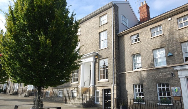 ABBEY GARDENS APARTMENT, BURY ST EDMUNDS, romantic in Bury St Edmunds