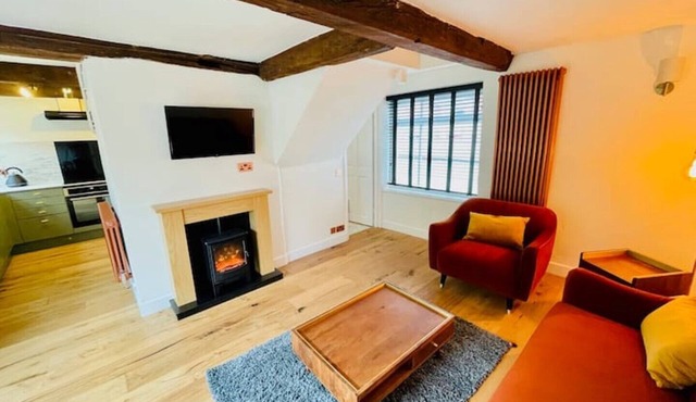 Abbey Gardens Cottage - Grade II listed cottage in the very heart of town.