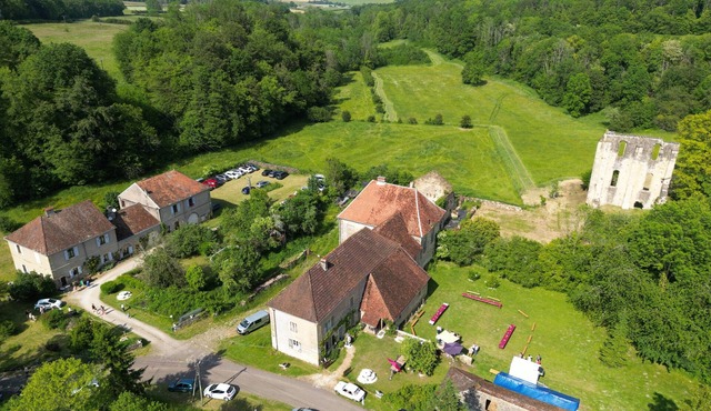 Abbey hamlet in the forest – 2 homes, pool, 70 sqm reception hall, 16–20 guests