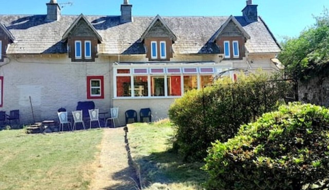 Abbeybank Lodge sleeps13 rural near beach, pub, mountain bike trails