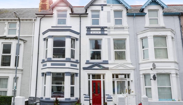 ABBEYLANDS HOUSE, pet friendly, with a garden in Llandudno