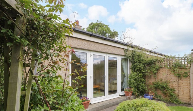 ABBEYSIDE COTTAGE, with a garden in Kelso