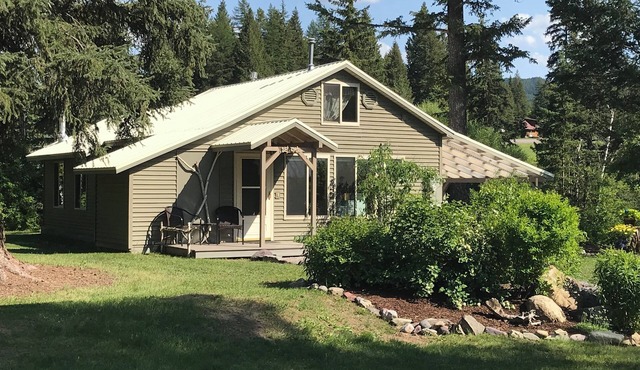 Abbot Creek Cottage, Only 10 Minutes from Glacier National Park!
