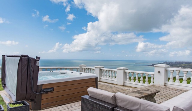 Abbots Cliff House by Bloom Stays - sleeps 10 guests in 5 bedrooms