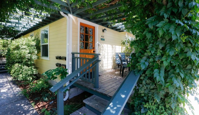 ABBOTT'S COTTAGES- Cardinal cottage. 1 bedroom/1 bath, short walk to downtown!