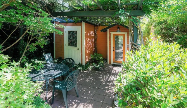 ABBOTT'S COTTAGES- The Egret. Studio cottage within walking distance of downtown