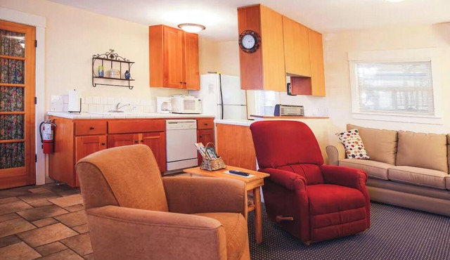 Abbott's Cottages- The Heron. One bedroom cottage just two blocks to downtown
