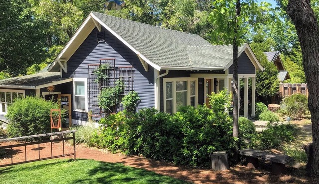Abbott's Cottages- The Raven. Two bedroom cottage just two blocks to downtown.