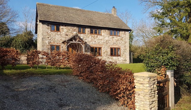 ABBOTT'S RETREAT, pet friendly, with open fire in Bishop's Castle