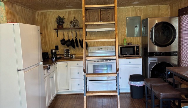 Abby's Oasis. 1 BR, 1B tiny house with extra sleeping loft