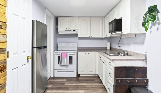 Abby’s Lodge | Modern 2BR Retreat | Prime Downtown Location