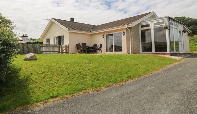 ABERCEIRO BUNGALOW, pet friendly, with hot tub in Bow Street, Wales