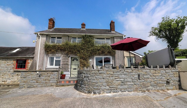 ABERDAUDDWR, pet friendly, with hot tub in Lampeter
