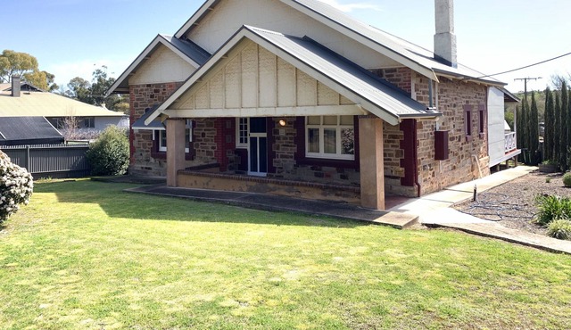 Aberdeen Cottage. Full Breakfast Supplies provided.