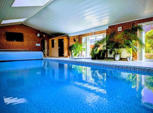 Aberfall Luxury Retreat Indoor Heated Pool Hot Tub Saunas Gym Cinema Grounds