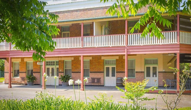 Abernethy House - Historic 15 bedroom pub-stay, perfect for large groups