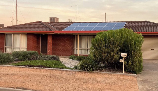 Abideawhile. Spacious family home with views, linen supplied, move in and relax