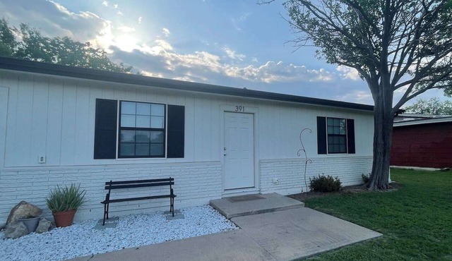 🏡 Abilene Restful Retreat – 2BR/2BA ✨ Enjoy a cozy and relaxing stay in Abilene. This comfortable home is perfect for families, friends, or business travelers and is conveniently located near restaurants, shopping, and local attractions. 🌟