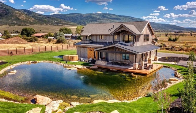 Abode at Journey's End, hot tub, fire pit, lake access, estate