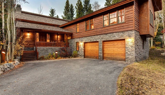 Abode at the Homestead | Mountain Retreat, Walk to Slopes, Private Hot Tub