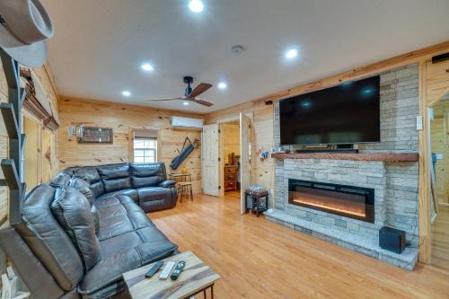 about 5 Mi to Scenic Hikes Oneida Cabin on 5 and Acres