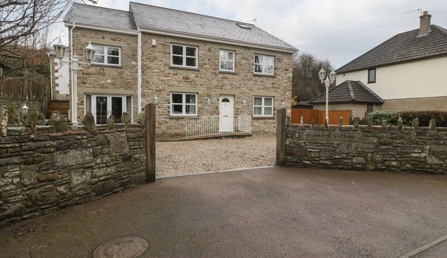 ABOUT TIME COTTAGE, pet friendly, with a garden in Parkend