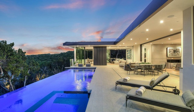 Above Accolade I Luxury Services I Pool/Spa I Sauna I Ping Pong I Luxe Decor