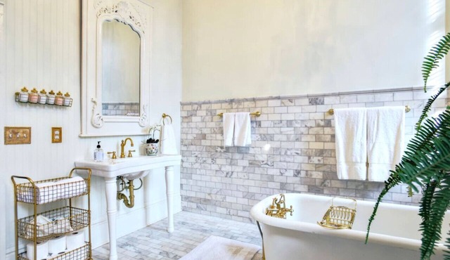 Above Bank Alley Suite - Casually elegant, art filled suite in Historic District