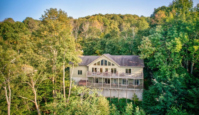 Above It All - Amazing Views! In Blowing Rock, hot tub, pool table!