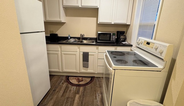 Above It All. Chic 2-BR Apt with AC, WiFi in Bedford. We are hands on Owners.