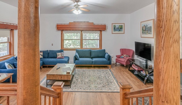 ABOVE IT ALL - UNIQUE MOUNTAIN RETREAT SLEEPS 15 W/REC ROOM