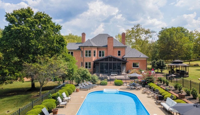Above Nashville Country Manor I Pool | Pool Table | 12 Beds I Services