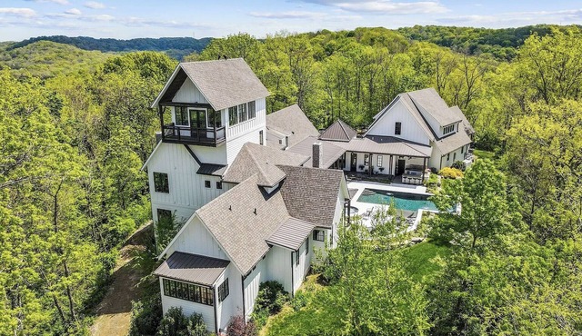 Above Nashville Eagle's View | Pool & Spa I Sauna I Luxury Services