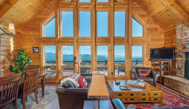 Above the Clouds Log Cabin, Hot Tub & Views!