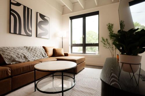 Above The Roots - Sophisticated 1BD Retreat